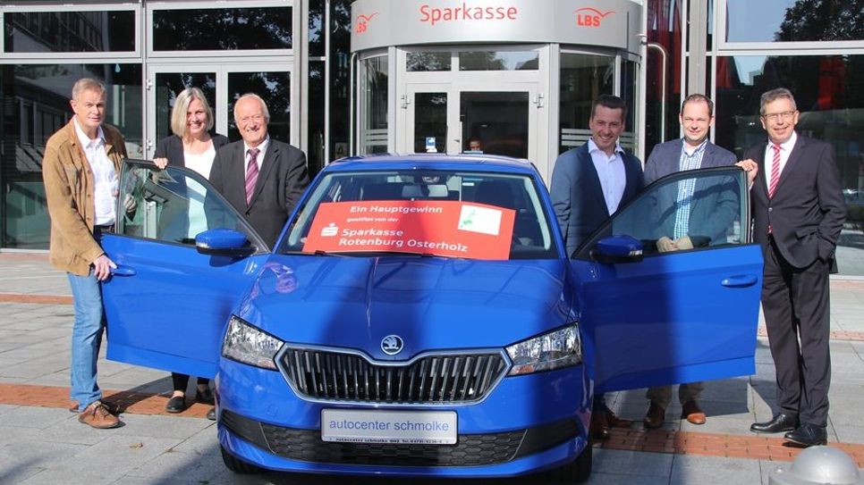 Energy-Blau leuchtet der diesjährige Hauptpreis der Klosterholz-Tombola. Stolz präsentieren den Skoda Fabia die Organisatoren der Klosterholz-Tombola.  Foto: sr