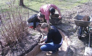 Föjler aktiv bei der Arbeit für den Naturschutz. Foto: SimoneKasnitz
