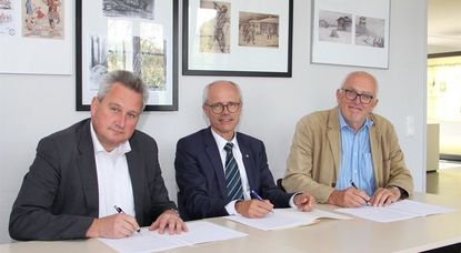 Unterschriften, die für die nächsten fünf Jahre Planungssicherheit bedeuten: Dr. Jens-Christian Wagner, Geschäftsführer der Stiftung Niedersächsischer Gedenkstätten, Landrat Herrmann Luttmann und der Vorstandsvorsitzende der Stiftung Gedenkstätte Lager Sandbostel Günther Justen-Stahl  (v.l.) unterzeichneten gemeinsam die Vereinbarung über die institutionelle Förderung der Gedenkstätte. Foto: ue