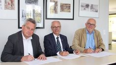 Unterschriften, die für die nächsten fünf Jahre Planungssicherheit bedeuten: Dr. Jens-Christian Wagner, Geschäftsführer der Stiftung Niedersächsischer Gedenkstätten, Landrat Herrmann Luttmann und der Vorstandsvorsitzende der Stiftung Gedenkstätte Lager Sandbostel Günther Justen-Stahl  (v.l.) unterzeichneten gemeinsam die Vereinbarung über die institutionelle Förderung der Gedenkstätte. Foto: ue