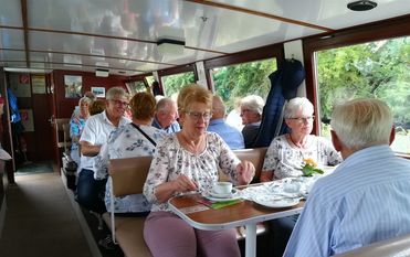 Mit „Onkel Heinz“ schipperten die Muslumer auf der Medem und genossen dabei ihren Kaffee und ein Stück Kuchen. Foto: eb