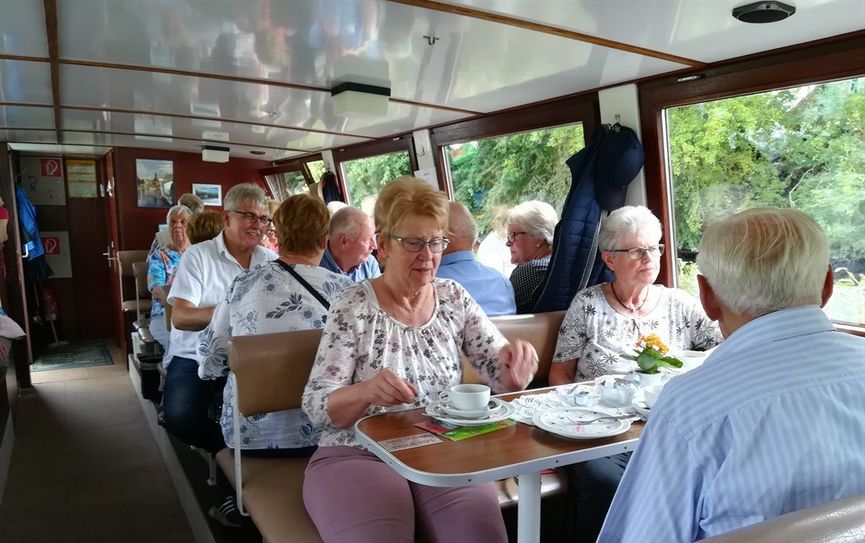 Mit „Onkel Heinz“ schipperten die Muslumer auf der Medem und genossen dabei ihren Kaffee und ein Stück Kuchen. Foto: eb