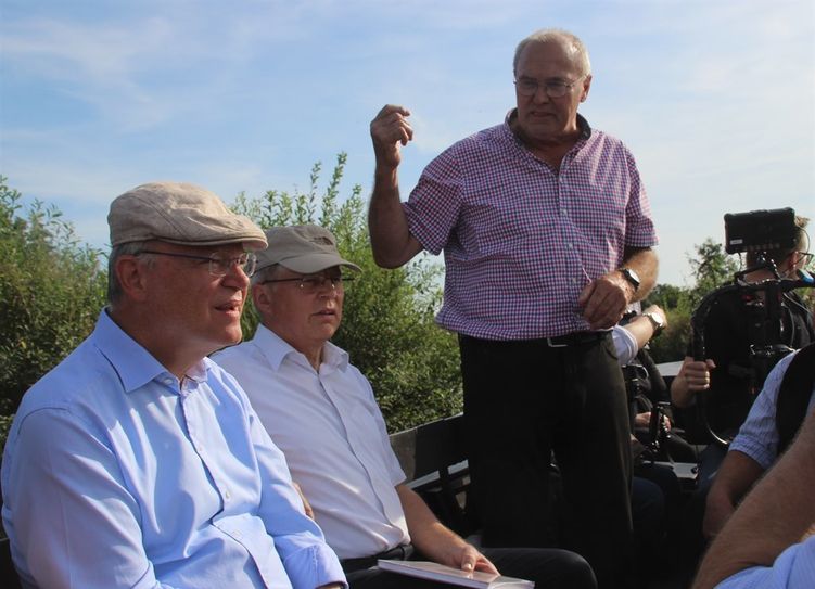 Kreuzkuhlenwirt Heino Lütjen (stehend) und Hermann Röttjer (Bildmitte), Initiator der anstehenden 300. Geburtstagsfeierlichkeiten des Moorkommissars Jürgen Christian Findorff informierten Niedersachsens Ministerpräsident Stephan Weil während einer Torfkahnfahrt ins Kollbecksmoor über die Geschichte der Teufelsmoorregion. Fotos: im