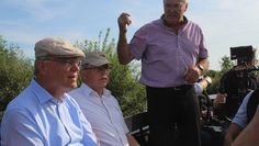 Kreuzkuhlenwirt Heino Lütjen (stehend) und Hermann Röttjer (Bildmitte), Initiator der anstehenden 300. Geburtstagsfeierlichkeiten des Moorkommissars Jürgen Christian Findorff informierten Niedersachsens Ministerpräsident Stephan Weil während einer Torfkahnfahrt ins Kollbecksmoor über die Geschichte der Teufelsmoorregion. Fotos: im