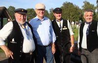 Kreuzkuhlenwirt Heino Lütjen (stehend) und Hermann Röttjer (Bildmitte), Initiator der anstehenden 300. Geburtstagsfeierlichkeiten des Moorkommissars Jürgen Christian Findorff informierten Niedersachsens Ministerpräsident Stephan Weil während einer Torfkahnfahrt ins Kollbecksmoor über die Geschichte der Teufelsmoorregion. Fotos: im