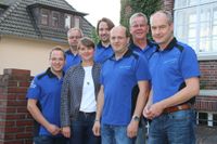 Mit diesen blauen Poloshirts werden die Mitglieder des Ritterhuder Hammefest e.V. auf der Festmeile unterwegs sein und sind auch immer ansprechbar. Eingerahmt wird hier Carolin Novak von den Osterholzer Stadtwerken von Thorsten Wöltjen, Thomas Becker, Martin Wöltjen, Holger Ewald, Udo Gerken und Michael Harjes (von links).  Foto: sr