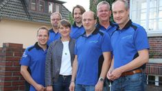 Mit diesen blauen Poloshirts werden die Mitglieder des Ritterhuder Hammefest e.V. auf der Festmeile unterwegs sein und sind auch immer ansprechbar. Eingerahmt wird hier Carolin Novak von den Osterholzer Stadtwerken von Thorsten Wöltjen, Thomas Becker, Martin Wöltjen, Holger Ewald, Udo Gerken und Michael Harjes (von links).  Foto: sr