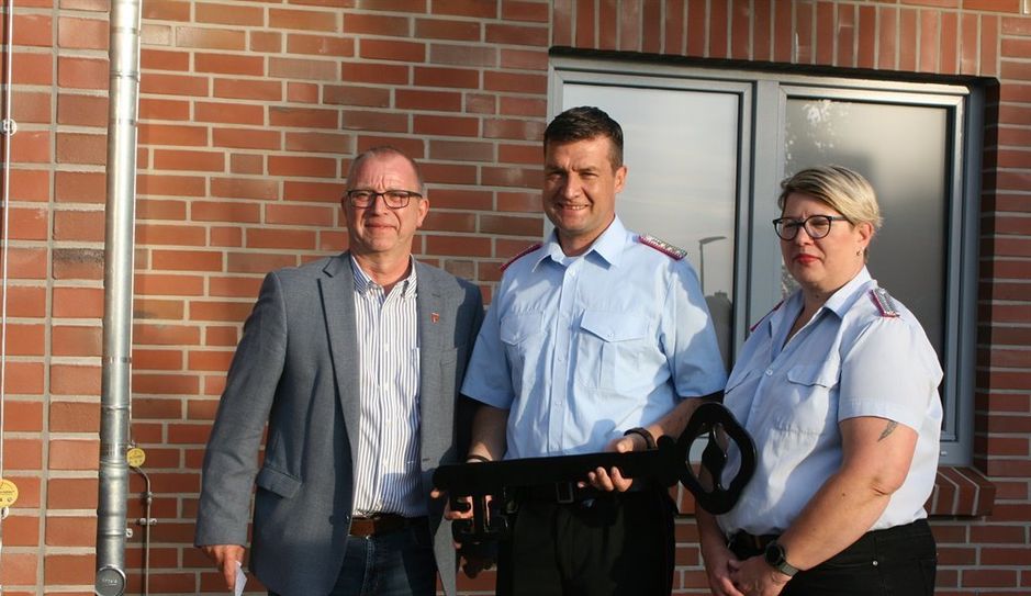 Bürgermeister Detlev Fischer übergab Stadtbrandmeister Nils Schwatz symbolisch einen überdimensionalen Schlüssel, der diesen an Ortsbrandmeisterin Regina Pape weiterreichte.  Foto: sla
