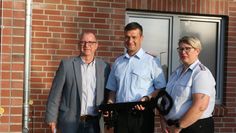Bürgermeister Detlev Fischer übergab Stadtbrandmeister Nils Schwatz symbolisch einen überdimensionalen Schlüssel, der diesen an Ortsbrandmeisterin Regina Pape weiterreichte.  Foto: sla