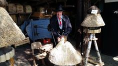 Handwerker alter Traditionen wie z. B. Besenbinder, Drechsler, Stuhlflechter, Holzschuhmacher, Floristen, Schmiede und viele andere zeigen ihr Handwerk. Foto: eb