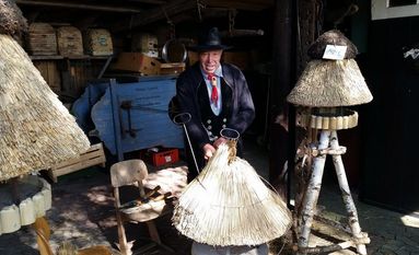 Handwerker alter Traditionen wie z. B. Besenbinder, Drechsler, Stuhlflechter, Holzschuhmacher, Floristen, Schmiede und viele andere zeigen ihr Handwerk. Foto: eb