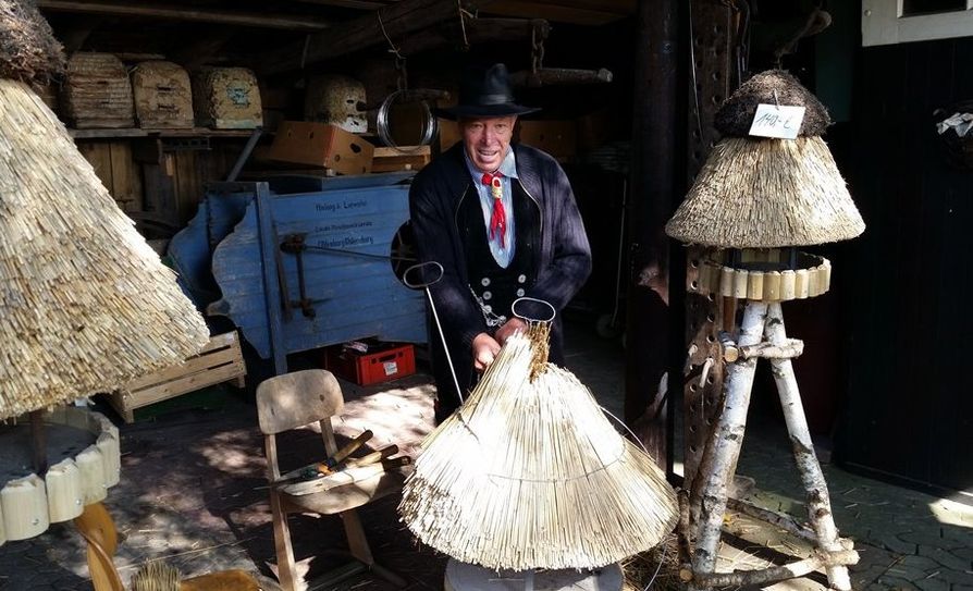 Handwerker alter Traditionen wie z. B. Besenbinder, Drechsler, Stuhlflechter, Holzschuhmacher, Floristen, Schmiede und viele andere zeigen ihr Handwerk. Foto: eb