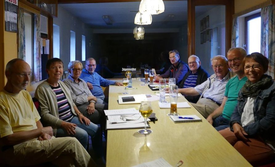 Planungstreffen „800 Jahre Scharmbeckstotel e.V.“ v.l.n.r.: Martin Schröder, Helma Schröder, Ilse Gleich, Rudi Gleich, Dieter Schindler, Eugen Klebs, Hans Fried Hinken, Joachim Bischoff, Frauke Bischoff.  Foto: eb
