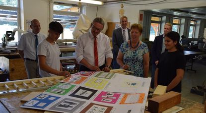 Das Foto zeigt (v.l.n.r.): Sozialamtsleiter Frank Bohling, Eldin Muric (Teilnehmer des Kurses), Landrat Bernd Lütjen, stv. Jugendamtsleiter Arwed Gmyrek, Dezernentin Heike Schumacher, Sachgebietsleitung der Jugendwerkstatt Florian Lührsen, Aven Dana (Teilnehmerin des Kurses). Foto: eb