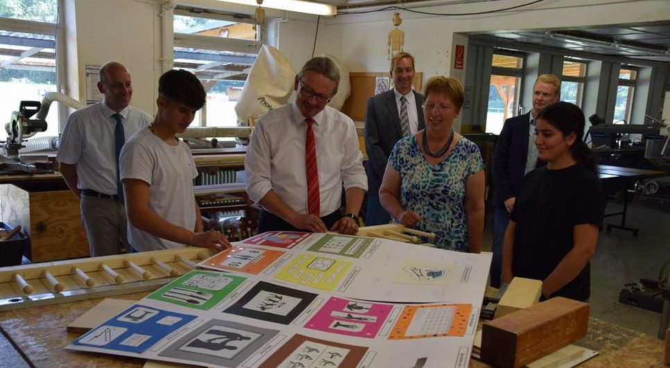 Das Foto zeigt (v.l.n.r.): Sozialamtsleiter Frank Bohling, Eldin Muric (Teilnehmer des Kurses), Landrat Bernd Lütjen, stv. Jugendamtsleiter Arwed Gmyrek, Dezernentin Heike Schumacher, Sachgebietsleitung der Jugendwerkstatt Florian Lührsen, Aven Dana (Teilnehmerin des Kurses).  Foto: eb