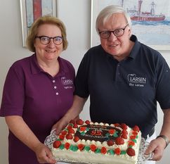 Das Ehepaar Ingrid und Ole Larsen sind seit 35 Jahren in Bremervörde. Anlässlich ihres Jubiläums überreichten die beiden eine Spende an Pastor Rosenfeld für das Hospiz. Fotos: eb