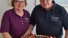 Das Ehepaar Ingrid und Ole Larsen sind seit 35 Jahren in Bremervörde. Anlässlich ihres Jubiläums überreichten die beiden eine Spende an Pastor Rosenfeld für das Hospiz. Fotos: eb
