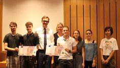 Bürgermeister Tangermann und Anja Kalski vom ANZEIGER mit den Schüler/innen der Schüler/innenvertretungen der IGS und des Gymnasiums.  Foto:pvio