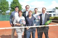 Der Tennis Club Lilienthal setzt auf Elektromobilität. Mit diesem BMW i8, ein Hybrid-Fahrzeug, wird ein Shuttelservice angeboten. Von links: Jens Themsen (Volksbank Osterholz-Bremervörde), Bürgermeister Kristian Tangermann, Philip Nitzsche (Rhein Group), TCL-Schatzmeister Wolfgang Wenzel, Dietmar Schnaars (Autohaus Brinkmann) und Marc Dittmer (Osterholzer Stadtwerke).  Foto: ui