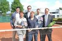 Der Tennis Club Lilienthal setzt auf Elektromobilität. Mit diesem BMW i8, ein Hybrid-Fahrzeug, wird ein Shuttelservice angeboten. Von links: Jens Themsen (Volksbank Osterholz-Bremervörde), Bürgermeister Kristian Tangermann, Philip Nitzsche (Rhein Group), TCL-Schatzmeister Wolfgang Wenzel, Dietmar Schnaars (Autohaus Brinkmann) und Marc Dittmer (Osterholzer Stadtwerke).  Foto: ui