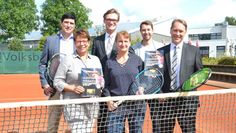 Der Tennis Club Lilienthal setzt auf Elektromobilität. Mit diesem BMW i8, ein Hybrid-Fahrzeug, wird ein Shuttelservice angeboten. Von links: Jens Themsen (Volksbank Osterholz-Bremervörde), Bürgermeister Kristian Tangermann, Philip Nitzsche (Rhein Group), TCL-Schatzmeister Wolfgang Wenzel, Dietmar Schnaars (Autohaus Brinkmann) und Marc Dittmer (Osterholzer Stadtwerke).  Foto: ui