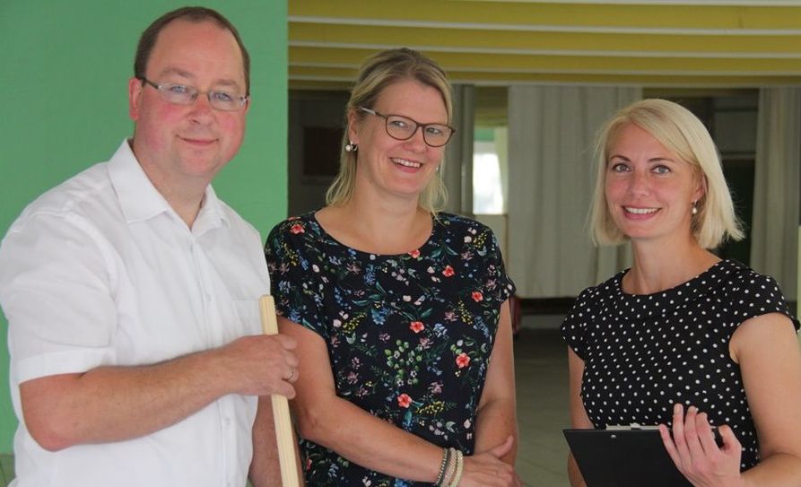 Stefan Tietjen, Sonja Sancken (Fachbereich Kultur im Rathaus) und Nicola Illing werben für die Zwischennutzung in der Kirchenstraße.  Foto: jm