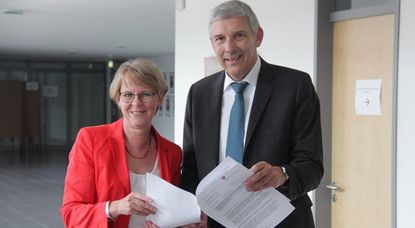 Monika Scherf mit Bürgermeister Torsten Rohde bei der Übergabe des Aufnahmebescheides in das Städtebauförderprogramm.  Foto: jm