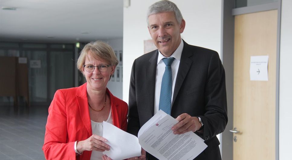 Monika Scherf mit Bürgermeister Torsten Rohde bei der Übergabe des Aufnahmebescheides in das Städtebauförderprogramm.  Foto: jm