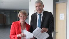 Monika Scherf mit Bürgermeister Torsten Rohde bei der Übergabe des Aufnahmebescheides in das Städtebauförderprogramm.  Foto: jm