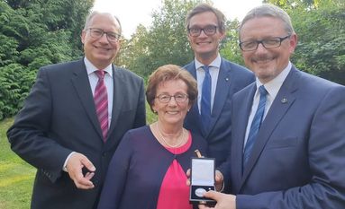 Landratsabgeordneter Axel Miesner, die Geehrte Gerda Urbrock, Lilienthals Bürgermeister Kristian Tangermann und Landrat Bernd Lütjen (v. li.) Foto: eb