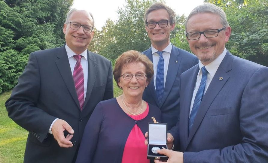 Landratsabgeordneter Axel Miesner, die Geehrte Gerda Urbrock, Lilienthals Bürgermeister Kristian Tangermann und Landrat Bernd Lütjen (v. li.)  Foto: eb