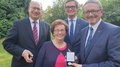 Landratsabgeordneter Axel Miesner, die Geehrte Gerda Urbrock, Lilienthals Bürgermeister Kristian Tangermann und Landrat Bernd Lütjen (v. li.)  Foto: eb