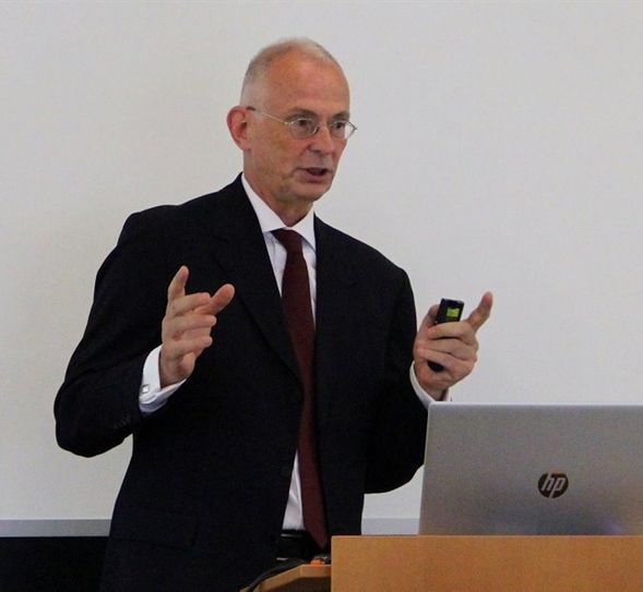 Ein Fachmann erster Ordnung: Seit den achtziger Jahren ist Dr. Oliver Corff fast jedes Jahr in der Mongolei zu Gast und kennt Land und Menschen bestens aus eigener Anschauung. Über die erstaunliche Entwicklung des kleinen Staates referierte er auf Einladung der Gesellschaft für Sicherheitspolitik und der VHS Zeven im EWE-Kundenzentrum.  Foto: ue