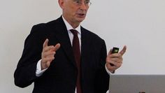 Ein Fachmann erster Ordnung: Seit den achtziger Jahren ist Dr. Oliver Corff fast jedes Jahr in der Mongolei zu Gast und kennt Land und Menschen bestens aus eigener Anschauung. Über die erstaunliche Entwicklung des kleinen Staates referierte er auf Einladung der Gesellschaft für Sicherheitspolitik und der VHS Zeven im EWE-Kundenzentrum.  Foto: ue