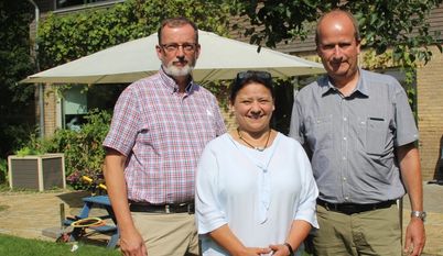 Ein neues teilstationäres Angebot soll im Tageshospiz zwischen Elbe und Weser entstehen. Schon ab dem 7. Oktober können täglich bis zu zwei Tagesgäste aufgenommen werden. Superintendent Wilhelm Helmers, Hospizleiterin Sabine Eckstein und Geschäftsführer Pastor Volker Rosenfeld (v.l.) freuen sich, dieses Angebot jetzt schon anzubieten.  Foto: im