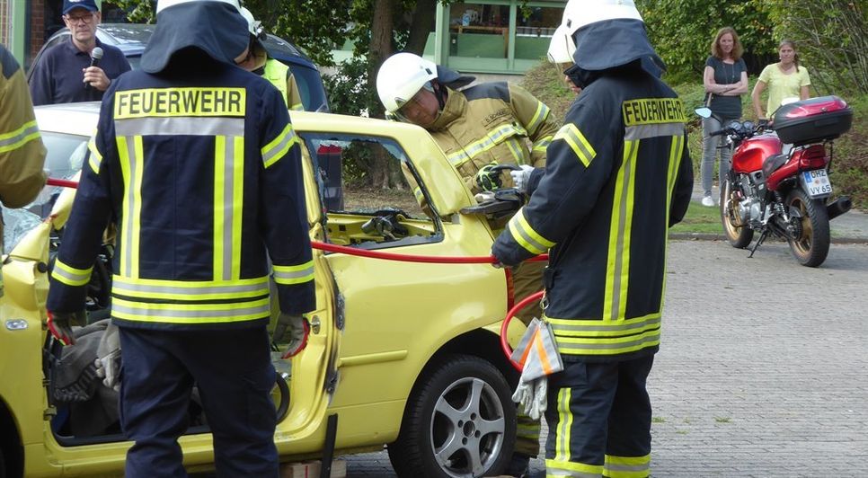 Nach kurzer Zeit gibt die C-Säule des Fahrzeugs unter dem Druck der Hydraulischen Rettungsschere nach.  Foto: hc