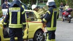 Nach kurzer Zeit gibt die C-Säule des Fahrzeugs unter dem Druck der Hydraulischen Rettungsschere nach.  Foto: hc