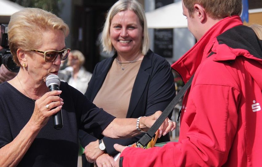 Die stellvertretende Landrätin Brunhilde Rühl zog das erste Los der Klosterholz Tombola 2019 - und gewann einen Stadtgutschein.  Foto: jm