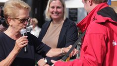 Die stellvertretende Landrätin Brunhilde Rühl zog das erste Los der Klosterholz Tombola 2019 - und gewann einen Stadtgutschein.  Foto: jm