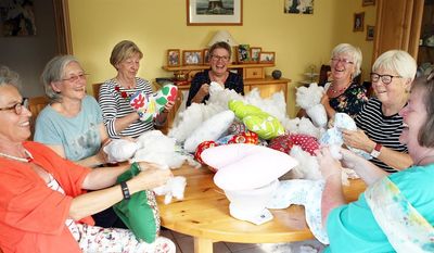 Bärbel Samberg, Elisabeth Funck, Irene Götter, Renate Lumkeit, Waltraut Laue, Margret Kluge und Liane Hudalla könnten ohne die Zuarbeit der Kissenhüllennäherinnen Petra Aschenbrenner, Angelika Schlenker und Renate Keller kaum so viele Herzenkissen für Brust-OP-Patientinnen fertigbekommen.  Foto: ek