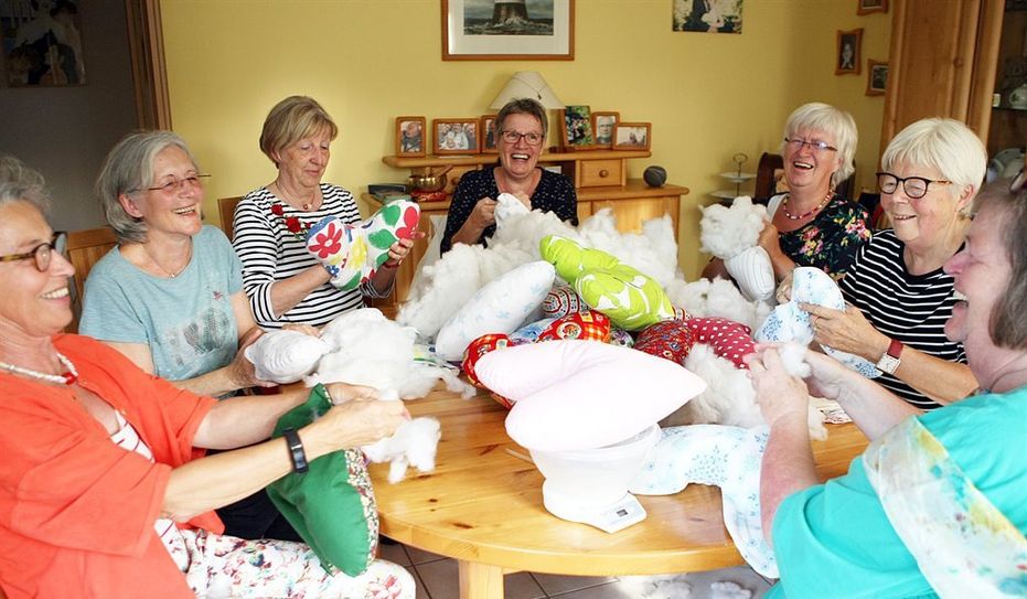 Bärbel Samberg, Elisabeth Funck, Irene Götter, Renate Lumkeit, Waltraut Laue, Margret Kluge und Liane Hudalla könnten ohne die Zuarbeit der Kissenhüllennäherinnen Petra Aschenbrenner, Angelika Schlenker und Renate Keller kaum so viele Herzenkissen für Brust-OP-Patientinnen fertigbekommen.  Foto: ek