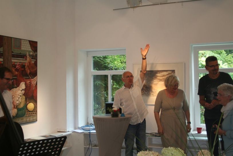 Nach seiner Einführungsrede lud Siegfried Kröns die Besucher ein, sich selbst ein Bild von der neuen Ausstellung „Zauber des Aquarells“ zu machen. Foto: af