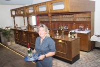 Der neue Tresen bildet das Herzstück des Festsaals. Inhaberin Heike Meyn freut sich auf zahlreiche Veranstaltungen, in denen sie ihre Gäste nach Strich und Faden verwöhnen möchte.