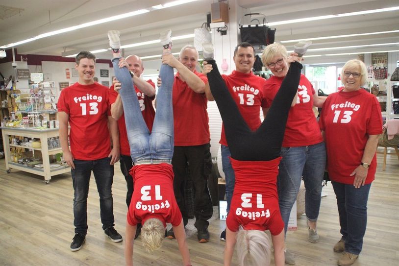 Die Gnarrenburger Kaufmannschaft ruft erneut zu einer Glückstagsaktion auf. Am Freitag, den 13. stehen in den Geschäften - wie bei Horstschäfer - die Preise Kopf.  Foto: im