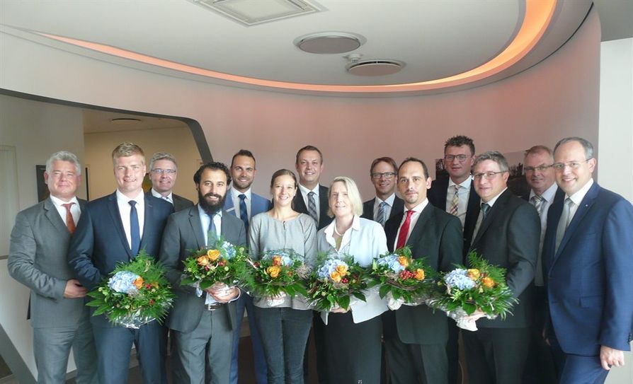 Mathias Knoll (l.) und Jan Mackenberg (r.) vom Vorstand der Volksbank gratulierten den Jörn Petersen, Marco Feindt, Emin Aba, Thorge Meinen, Janina Preugschat, Mirco Tiedemann, Nicole Wetjen, Herfried Müller, Jens Geffken, André Lütjen, Stefan Jathe und Bernd Witte (v.l.) zu ihren jeweiligen Jubiläen. Foto: eb