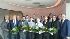 Mathias Knoll (l.) und Jan Mackenberg (r.) vom Vorstand der Volksbank gratulierten den Jörn Petersen, Marco Feindt, Emin Aba, Thorge Meinen, Janina Preugschat, Mirco Tiedemann, Nicole Wetjen, Herfried Müller, Jens Geffken, André Lütjen, Stefan Jathe und Bernd Witte (v.l.) zu ihren jeweiligen Jubiläen. Foto: eb