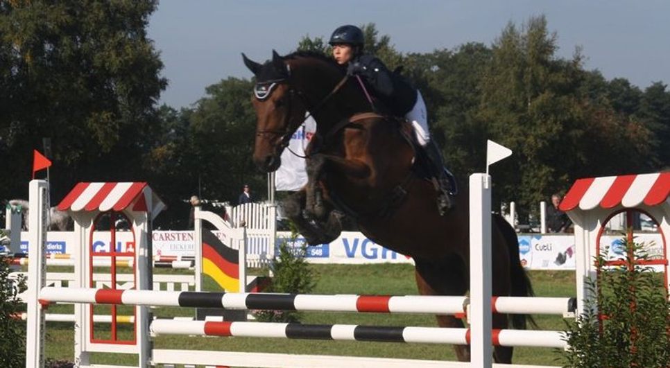 Mynou Diederichsmeier, die Deutsche Meisterin 2019 der Springreiterinnen, war auch schon beim Reitturnier in Worpswede mit von der Partie.  Foto: Horst Wöbbeking