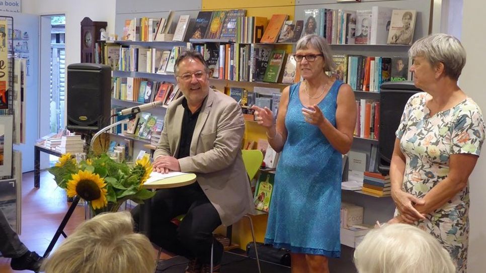 Sabine und Ute Gartmann, Inhaberinnen der Buchhandlung „die schatulle“, stellen ihren Gast Rainer Moritz vor (v. re.), der Bücher aus 40 Jahren präsentierte.  Foto: hc