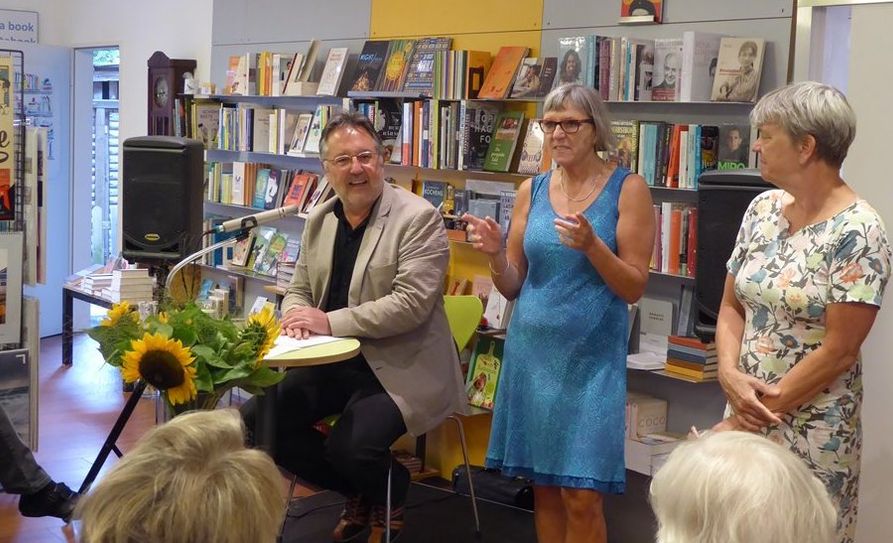 Sabine und Ute Gartmann, Inhaberinnen der Buchhandlung „die schatulle“, stellen ihren Gast Rainer Moritz vor (v. re.), der Bücher aus 40 Jahren präsentierte.  Foto: hc