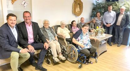 Oliver Grundmann (l.) besuchte die Seniorenwohnlage von Heinz und Petra Ukena in Ganrrenburg.
 Foto: eb